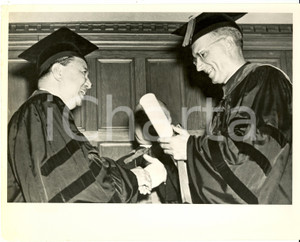 Fotografia d epoca originale 1949 NEW YORK USA Elpidio QUIRINO PHILIPPINES honorary degree Laurence McGINLEY 1