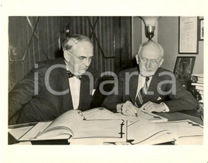 Fotografia d epoca originale 1947 NEW YORK USA Arthur VANDERBERG Carl LOEFFLER sign Italian Peace Treaty 1