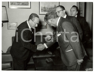 Fotografia d epoca originale 1969 ROMA Convegno ISLE  Saluti tra Umberto COZZOLINI e altri relatori Foto 1