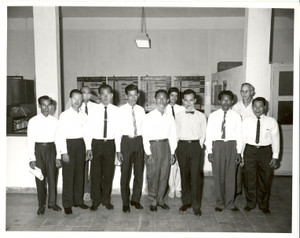 Fotografia d epoca originale 1960 ca CAMBOGIA I diplomati del Complesso scolastico Missione Statunitense Foto 1