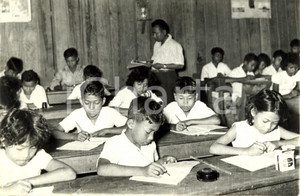 Fotografia d epoca originale 1960 ca CAMBOGIA Nuova scuola  Alunni a lezione dopo l incendio Fotografia 1