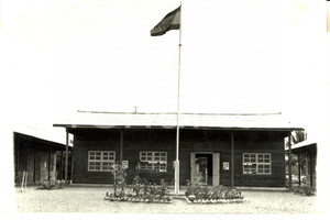 Fotografia d epoca originale 1960 ca CAMBOGIA Bandiera sventola davanti a entrata nuova scuola Fotografia 1