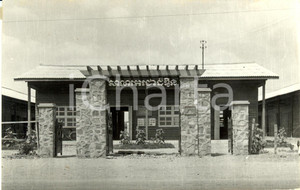 Fotografia d epoca originale 1960 ca CAMBOGIA L entrata del nuovo edificio scolastico in legno Fotografia 1