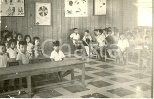 Fotografia d epoca originale 1955 ca CAMBOGIA Alunni di una scuola primaria nella loro classe Fotografia 1