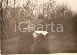 Fotografia d epoca originale 1950 ca URSS Militari dell ARMATA ROSSA leggono mappe durante esercitazione FOTO 1