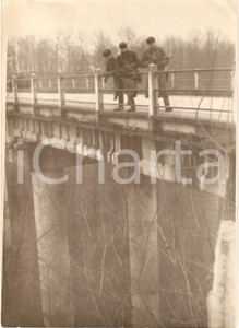 Fotografia d epoca originale 1950 ca URSS Militari dell ARMATA ROSSA Esercitazione sul ponte FOTOGRAFIA 1