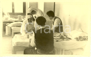 Fotografia d epoca originale 1941 WW2 BOLOGNA Ospedale SAN LEONARDO Suore CROCE ROSSA assistono MUTILATI Foto 1