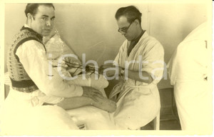 Fotografia d epoca originale 1941 WW2 BOLOGNA Ospedale SAN LEONARDO Un medico visita un MUTILATO Fotografia 1