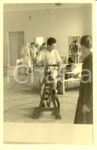 Fotografia d epoca originale 1941 WW2 BOLOGNA Ospedale SAN LEONARDO Mutilato con protesi riabilitazione Foto 1