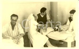 Fotografia d epoca originale 1941 WW2 BOLOGNA Ospedale SAN LEONARDO Suora e medico assistono mutilati Foto 1