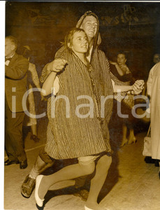 Fotografia d epoca originale 1960 ca PARIS Coppia di giovani a una festa nello stesso costume Foto 18x24 cm 1