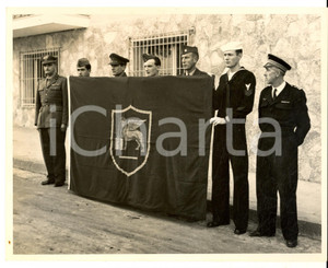 Fotografia d epoca originale 1950 ca VENEZIA Ufficiali espongono il vessillo di SAN MARCO Foto 20x25 cm 1