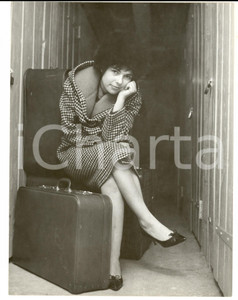 Fotografia d epoca originale 1960 ca PARIS Artista POUCETTE pronta al trasloco Foto VINTAGE 18x24 cm 1