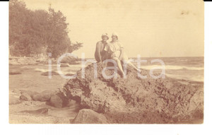 Fotografia d epoca originale 1921 OCEANO ATLANTICO ? Coppia di amiche su una scogliera Foto VINTAGE 1