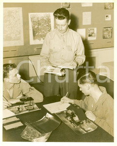 Fotografia d epoca originale 1955 ca LANGLEY USAF Allievi RECONNAISSANCE TECHNICAL SQUADRON studiano mappe 1