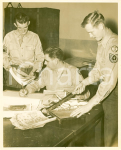 Fotografia d epoca originale 1955 ca LANGLEY USAF Allievi rifilano foto RECONNAISSANCE TECHNICAL SQUADRON 1