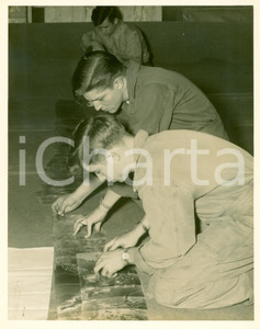 Fotografia d epoca originale 1955 ca LANGLEY USAF Allievi RECONNAISSANCE TECHNICAL SQUADRON con mappe aeree 1
