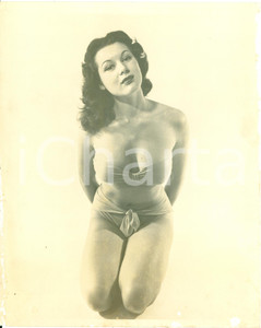 Fotografia d epoca originale 1955 ca NORTH CAROLINA USA ? Pinup in costume mani dietro la schiena FOTO 1