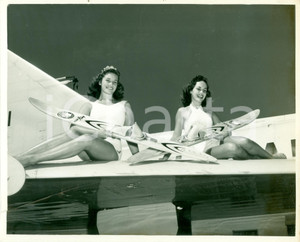 Fotografia d epoca originale 1955 ca PANAMA CITY USA Pinup TYNDALL AIR FORCE BASE su ala da aereo caccia 1