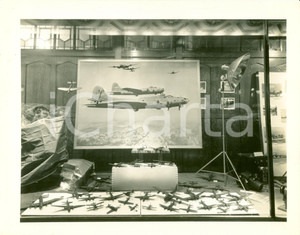 Fotografia d epoca originale 1955 ca INDIANAPOLIS USA Exposition STOUT ARMY AIRFIELD Stand dei caccia fighter 1