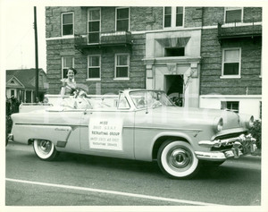 Fotografia d epoca originale 1955 ca NORTH CAROLINA U.S.A.F Miss 3503D Recruiting Group su FORD CRESTLINE 1 1