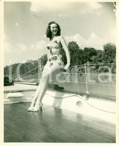 Fotografia d epoca originale 1955 ca FORT BRAGG USA Pinup in costume posa sul ponte di uno yacht FOTO 1