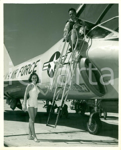 Fotografia d epoca originale 1955 ca PANAMA CITY USA Pinup scalza pilota TYNDALL AIR FORCE BASE aereo caccia 1