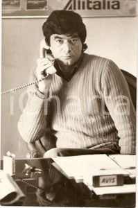 Fotografia d epoca originale 1985 ca NAPOLI CALCIO Antonio JULIANO nel suo ufficio Sponsor ALITALIA AVIS Foto 1