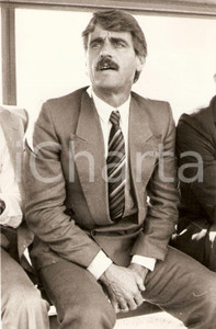 Fotografia d epoca originale 1983 NAPOLI CALCIO Allenatore Pietro SANTIN guarda la partita Fotografia 1