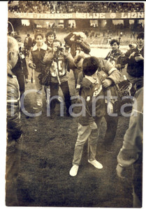 Fotografia d epoca originale 1970 ca CALCIO NAPOLIROMA Giovani tifosi e fotografi in campo Foto 12x18 1