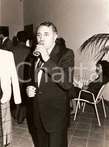 Fotografia d epoca originale 1980 circa CALCIO NAPOLI Corrado FERLAINO beve spumante a un festa Fotografia 1