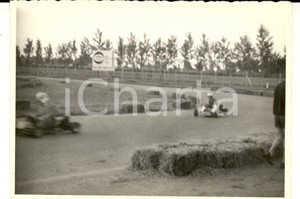 Fotografia d epoca originale 1963 VENEZIA MARGHERA Gara di go kart  Concorrenti in pista Foto 10 x 7 cm 1