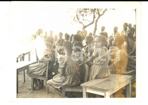 Fotografia d epoca originale 1940 ca AFRICA Missionario cerca di insegnare il catechismo ai bambini 6,5x5 cm 1