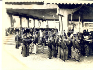 Fotografia d epoca originale 1930 BATAVIA Indonesiani sfilano in abito tradizionale al CONSOLATO ITALIANO 1