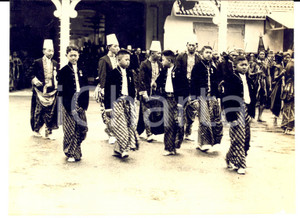 Fotografia d epoca originale 1930 ca BATAVIA GIACARTA Bambini in abito tradizionale al Consolato Italiano 1