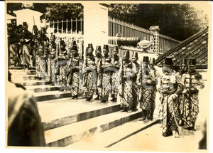 Fotografia d epoca originale 1930 ca BATAVIA GIACARTA Guardia militare indonesiana Consolato Italiano Foto 1