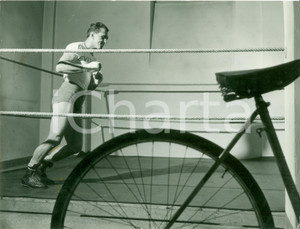 Fotografia d epoca originale 1953 MILANO Boxe Pugile Livio MINELLI si allena sul ring per incontro FOTOGRAFIA 1