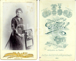 Fotografia d epoca originale 1901 WIEN AUSTRIA Ritratto di giovane donna in abito scuro Foto TRIEBEL 1