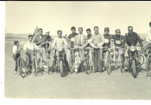 Fotografia d epoca originale 1960 ca BOLIVIA CICLISMO GIOVANILE Squadra pronta alla partenza Fotografia FP 1