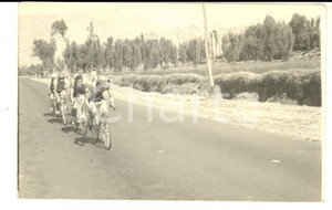 Fotografia d epoca originale 1960 ca BOLIVIA CICLISMO GIOVANILE Atleti durante una gara in campagna Foto FP 1