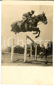 Cartolina originale da collezione 1930 ca IPPICA Concorso con militare agli ostacoli Cartolina ANIMATA FP NV 1