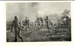 Cartolina originale da collezione 1940 ca WW2 Die WEHRMACHT Schutzen gehen im kunstlichen Nebel vor Postcard 1