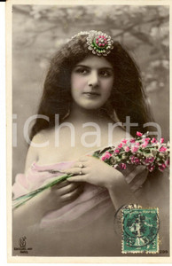Cartolina originale da collezione 1908 COSTUMI Fanciulla con spilla e mazzo di fiori Cartolina VINTAGE colorata 1