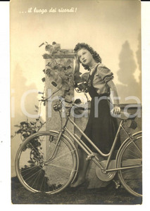 Cartolina originale da collezione 1942 COSTUMI AMORE Giovane donna sul luogo dei ricordi Cartolina VINTAGE 1