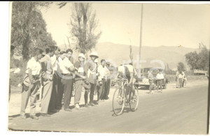 Fotografia d epoca originale 1960 ca BOLIVIA CICLISMO GIOVANILE Atleta in corsa durante una gara Fotografia 1