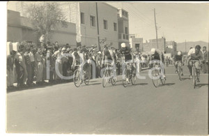 Fotografia d epoca originale 1960 ca BOLIVIA CICLISMO GIOVANILE  Atleti durante una gara in cittÃ  Foto FP 1
