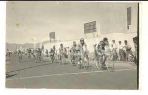 Fotografia d epoca originale 1960 BOLIVIA CICLISMO GIOVANILE  Gruppo di atleti durante una gara Foto FP 1