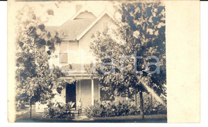 Fotografia d epoca originale 1910 ca STATI UNITI Bambino in posa sulla soglia di casa Fotografia FP 1
