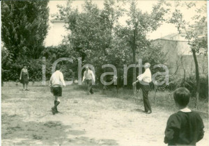Fotografia d epoca originale 1963 TREVIGLIO BG Partita a calcetto in un parco Fotografia cm 10 x 7 1