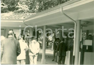 Fotografia d epoca originale 1963 MILANO SAN SIRO Ippodromo del trotto Pubblico in attesa delle gare Foto 1